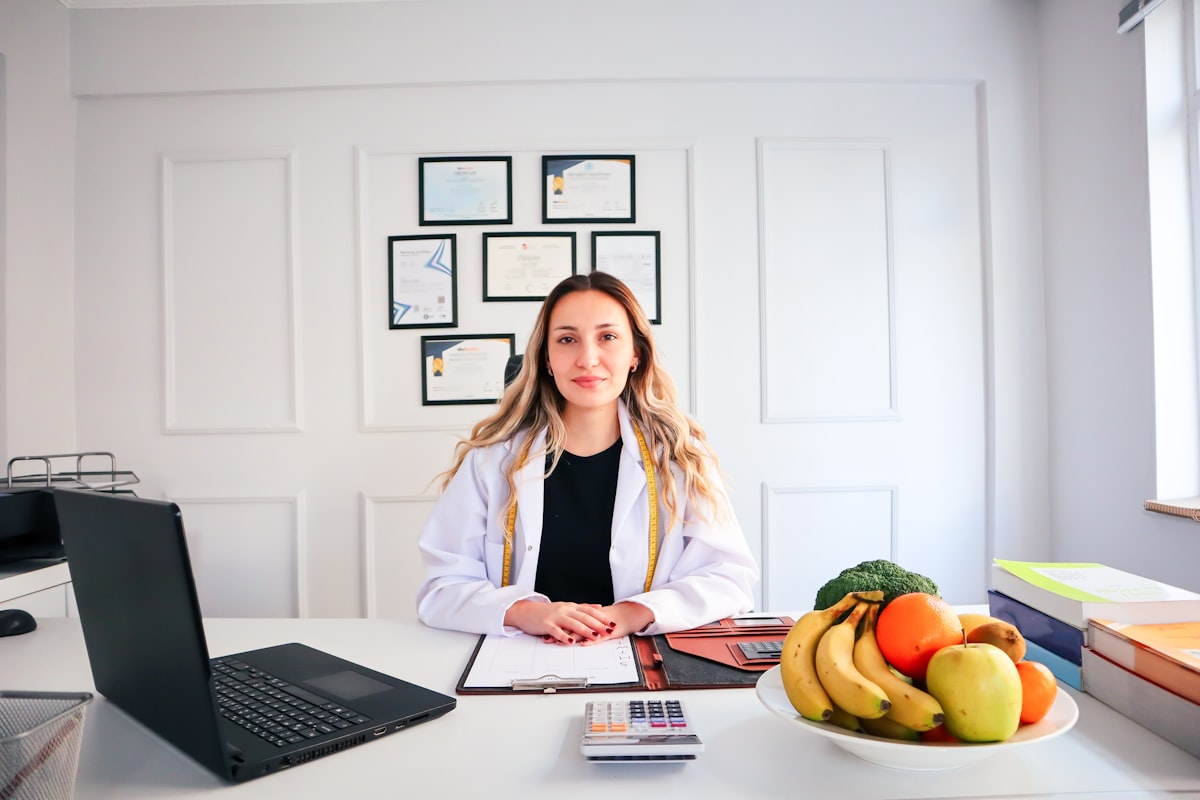 Nutritionist consulting client on personalized meal planning
